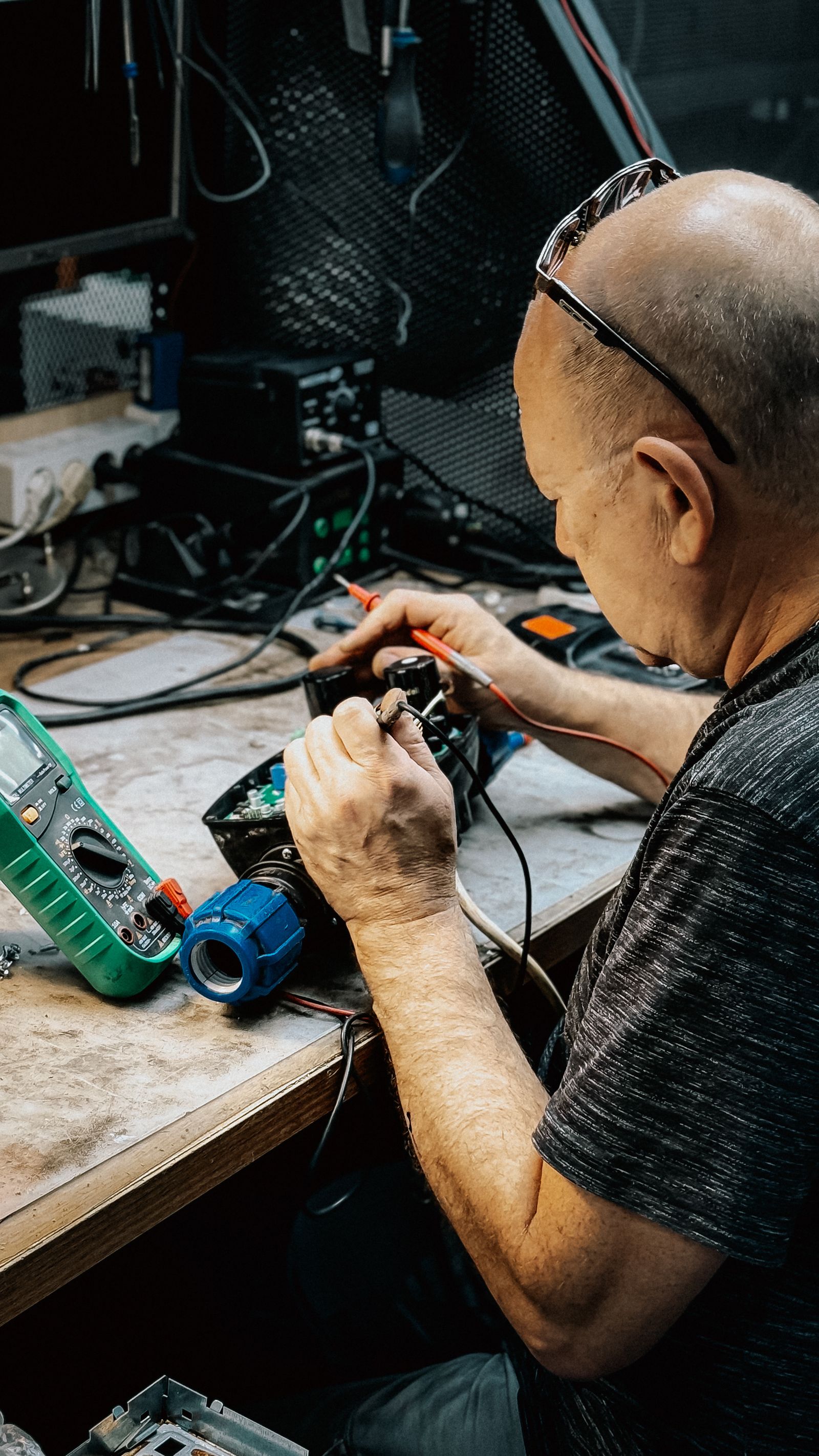 Senior technician carrying out an AMC maintenance check on a TV — TVCare Mumbai AMC service in Mira Road