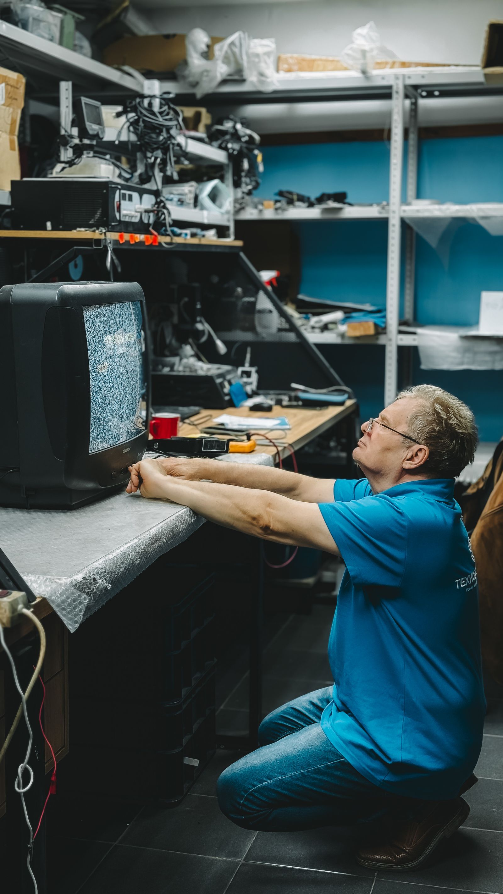 TV repair technician visiting a home in Rabodi, Thane